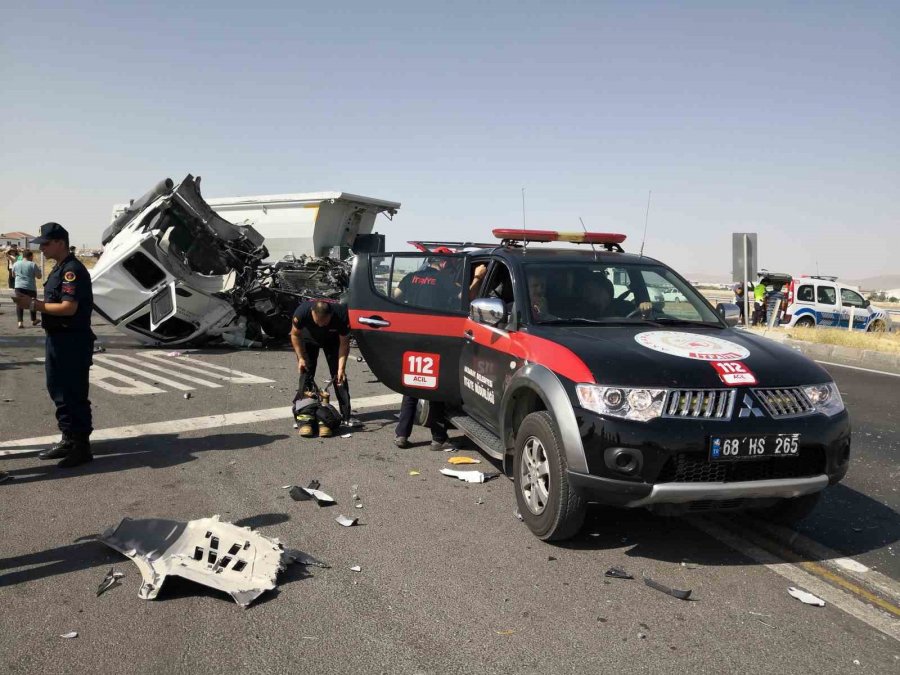 Aksaray’da 2 Tır Ve 1 Kamyon Çarpıştı, Tırın Kupası Koptu: 2 Yaralı