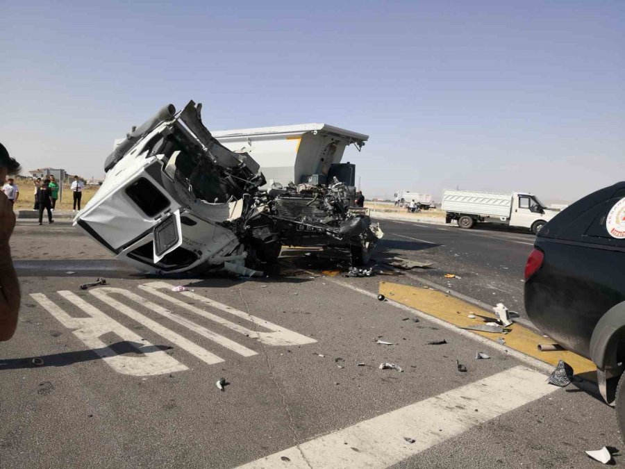 Aksaray’da 2 Tır Ve 1 Kamyon Çarpıştı, Tırın Kupası Koptu: 2 Yaralı