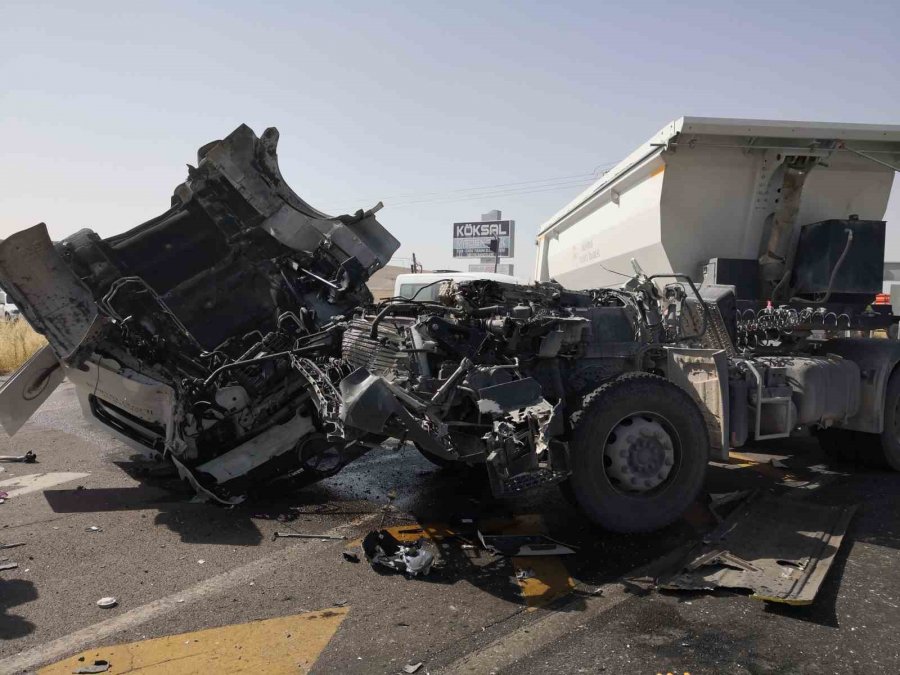 Aksaray’da 2 Tır Ve 1 Kamyon Çarpıştı, Tırın Kupası Koptu: 2 Yaralı