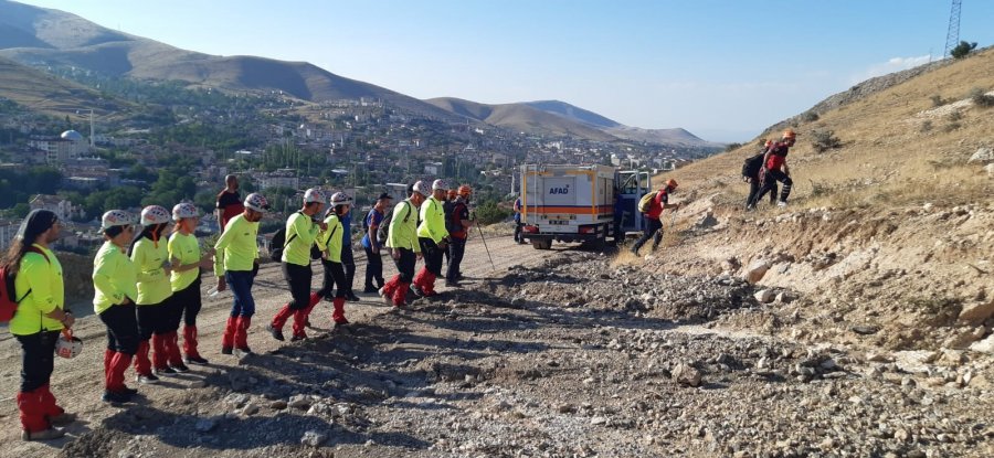 Kayıp Olarak Aranan Genç Ağaç Altında Uyurken Bulundu