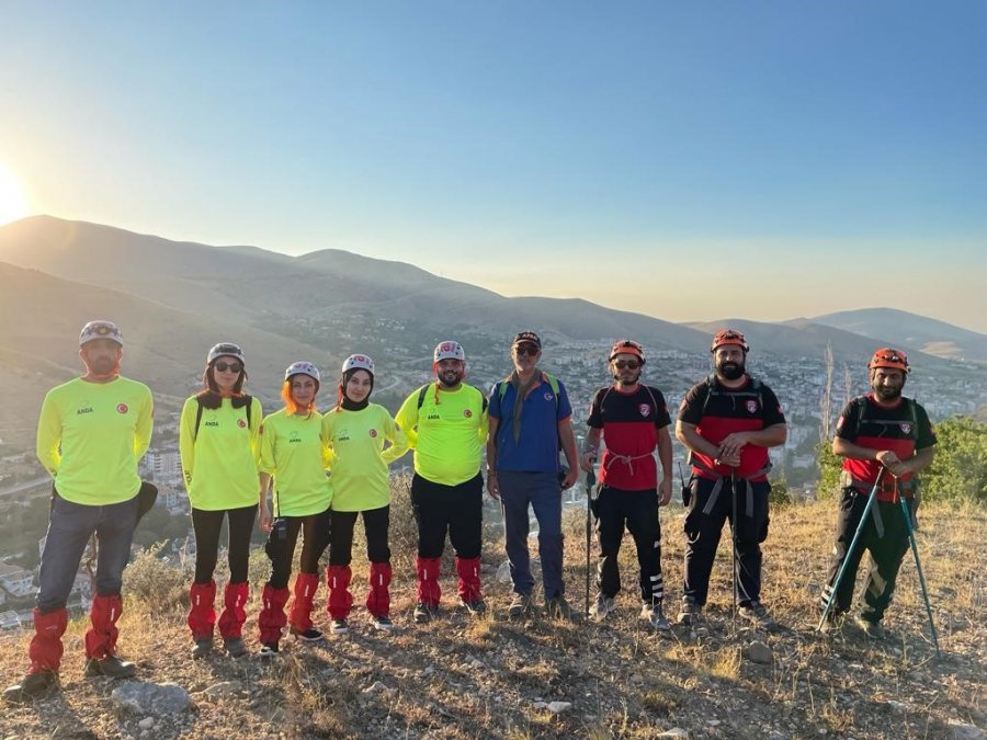 Kayıp Olarak Aranan Genç Ağaç Altında Uyurken Bulundu