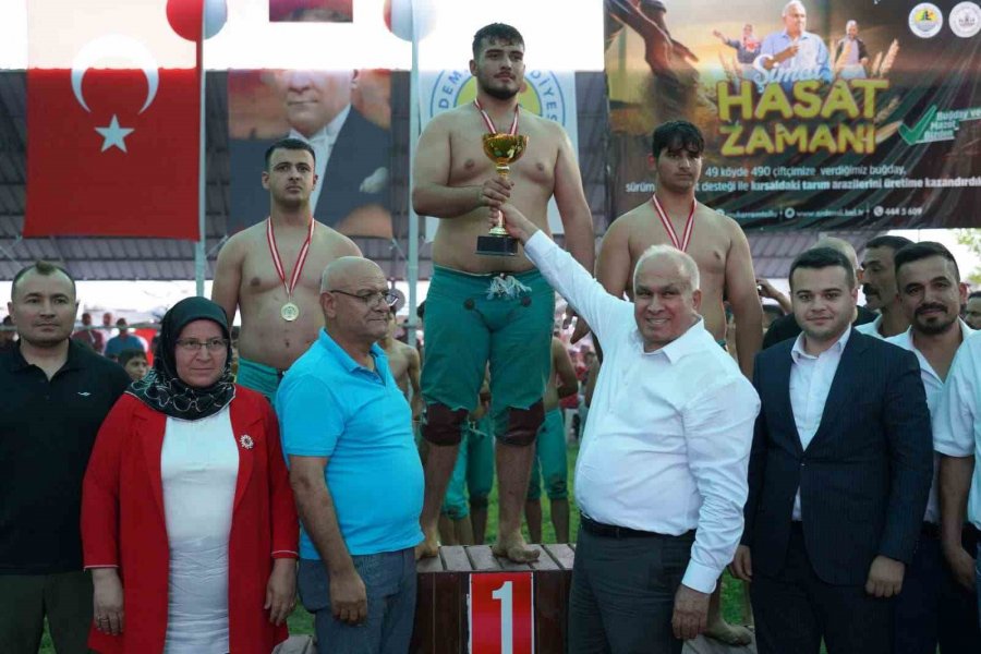 Yörük Şöleninde Nefes Kesen Güreş Müsabakaları