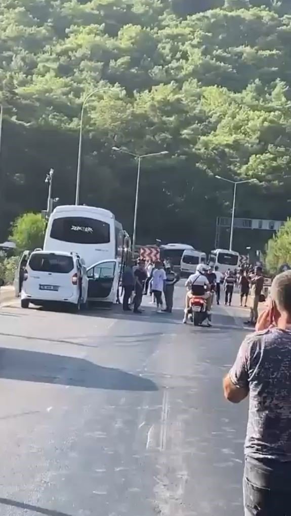 Antalya’da 12 Araç Birbirine Girdi: 2 Yaralı