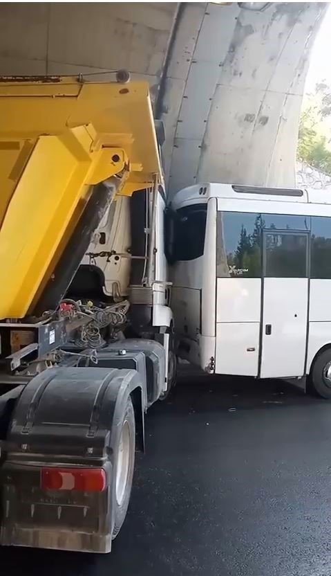 Antalya’da 12 Araç Birbirine Girdi: 2 Yaralı