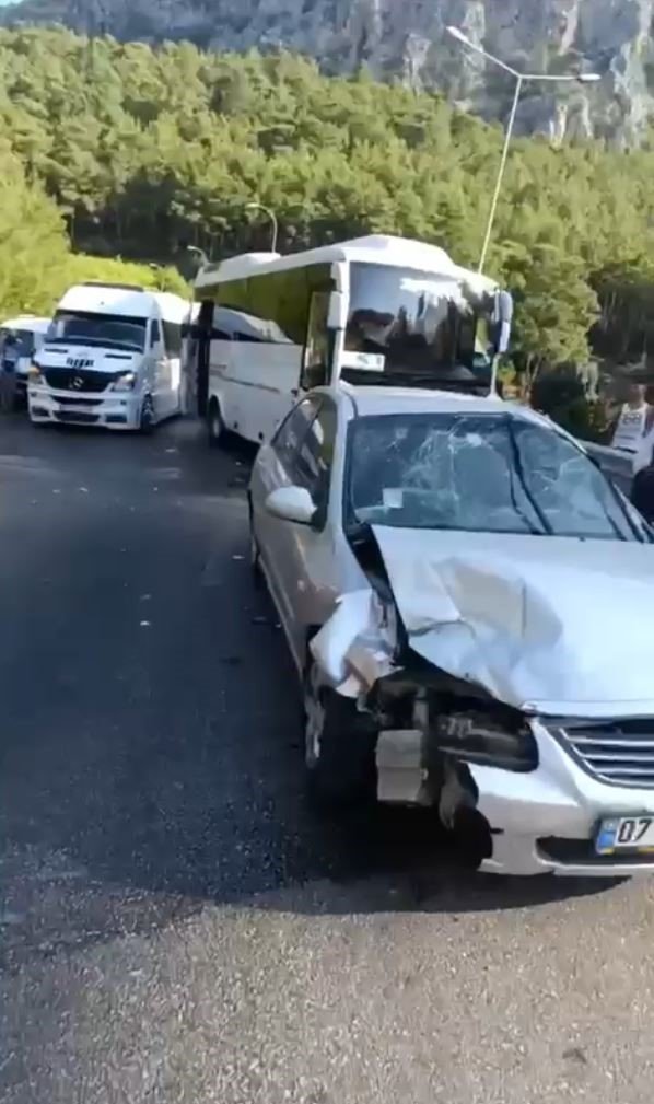 Antalya’da 12 Araç Birbirine Girdi: 2 Yaralı