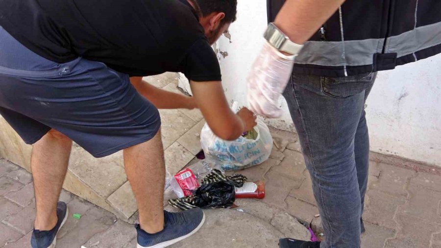 Kapılar Koçbaşıyla Kırıldı, Evlerinden Çöp Atmaya Çıkanlar Dahi Didik Didik Arandı