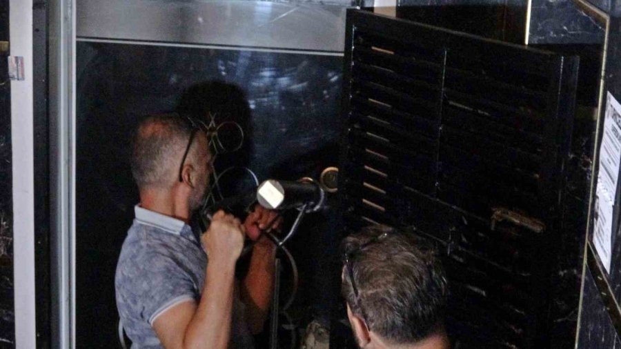 Kapılar Koçbaşıyla Kırıldı, Evlerinden Çöp Atmaya Çıkanlar Dahi Didik Didik Arandı