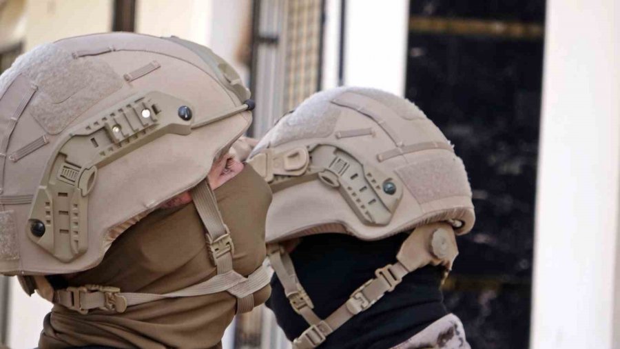 Kapılar Koçbaşıyla Kırıldı, Evlerinden Çöp Atmaya Çıkanlar Dahi Didik Didik Arandı