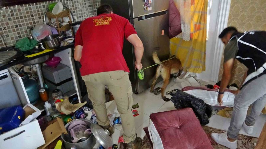 Kapılar Koçbaşıyla Kırıldı, Evlerinden Çöp Atmaya Çıkanlar Dahi Didik Didik Arandı