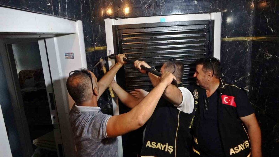 Kapılar Koçbaşıyla Kırıldı, Evlerinden Çöp Atmaya Çıkanlar Dahi Didik Didik Arandı