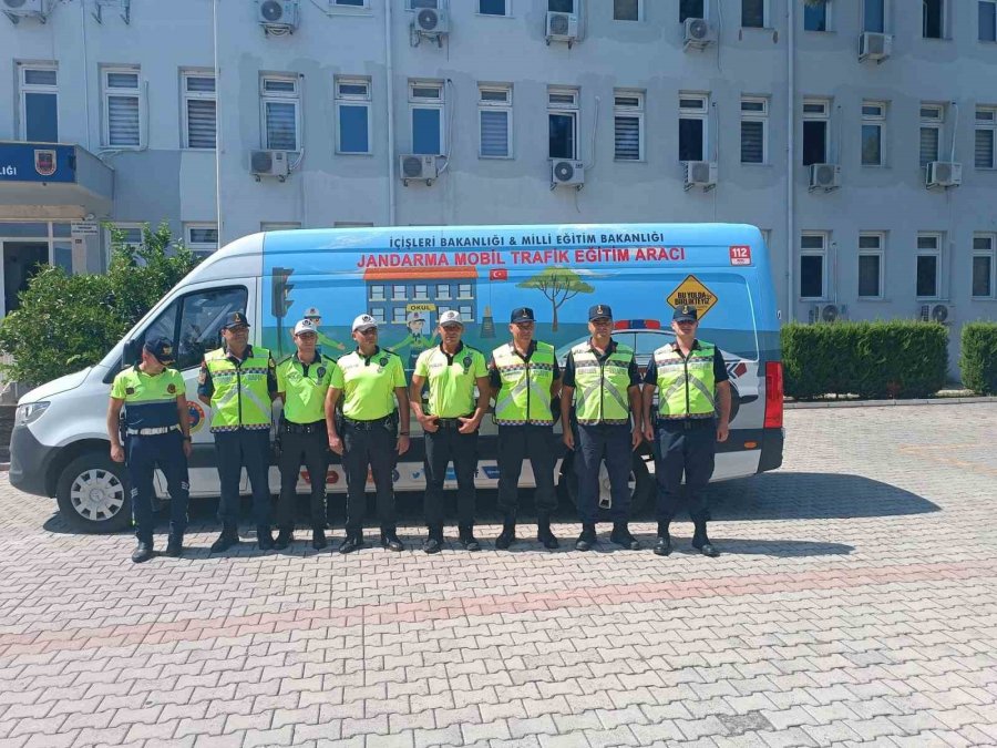 Kemer’de Örnek Taksi Ve Toplu Taşıma Sürücülerine Plaket İle Hediye Verildi