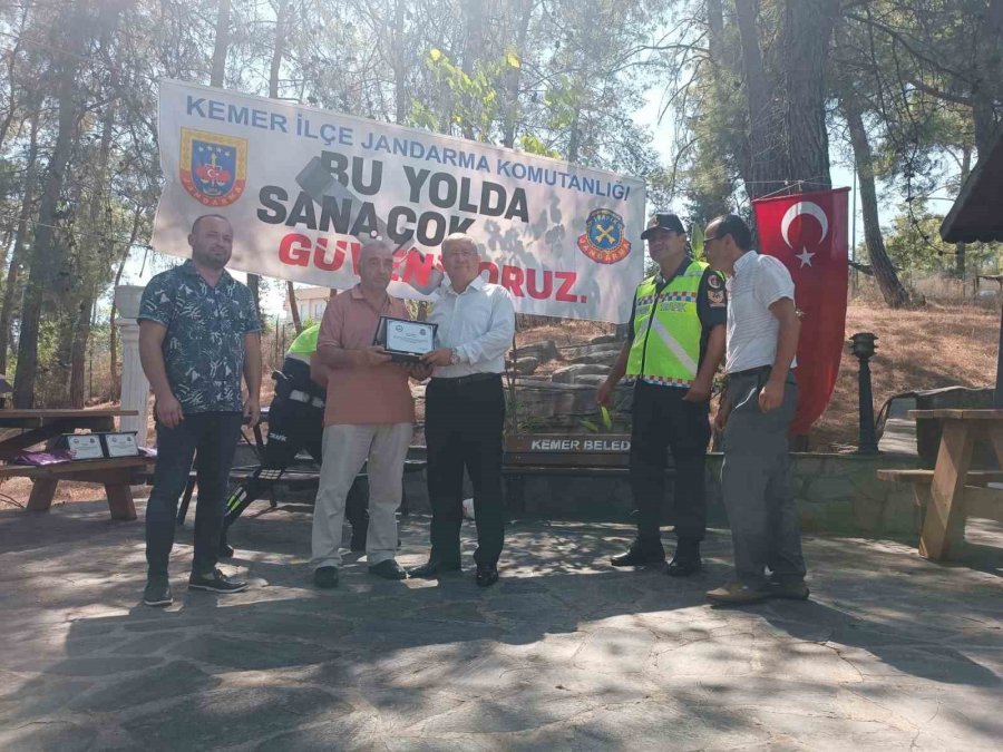 Kemer’de Örnek Taksi Ve Toplu Taşıma Sürücülerine Plaket İle Hediye Verildi