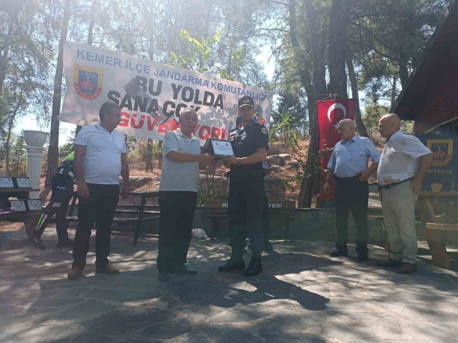 Kemer’de Örnek Taksi Ve Toplu Taşıma Sürücülerine Plaket İle Hediye Verildi