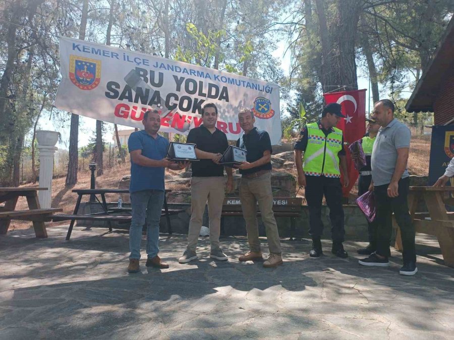 Kemer’de Örnek Taksi Ve Toplu Taşıma Sürücülerine Plaket İle Hediye Verildi