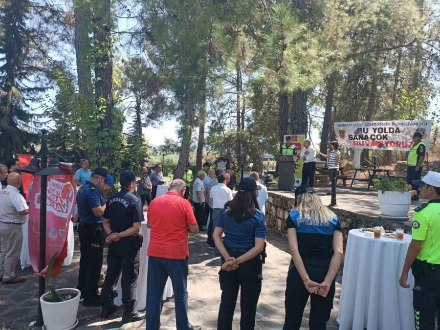 Kemer’de Örnek Taksi Ve Toplu Taşıma Sürücülerine Plaket İle Hediye Verildi