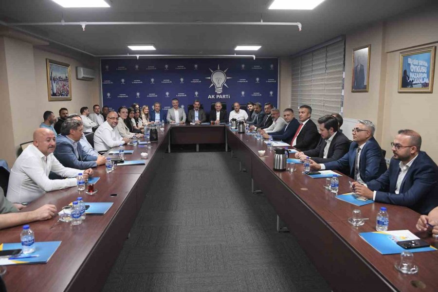 Büyükkılıç, Ak Parti İl Başkanlığı Yeni Yönetimini Tebrik Etti