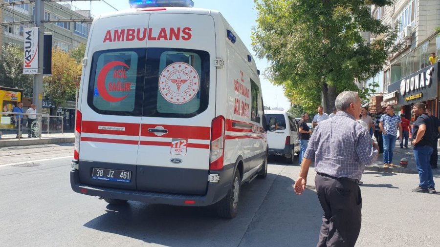 Yolda Yürürken Yere Yığıldı, Kimse Ne Olduğunu Anlamadı