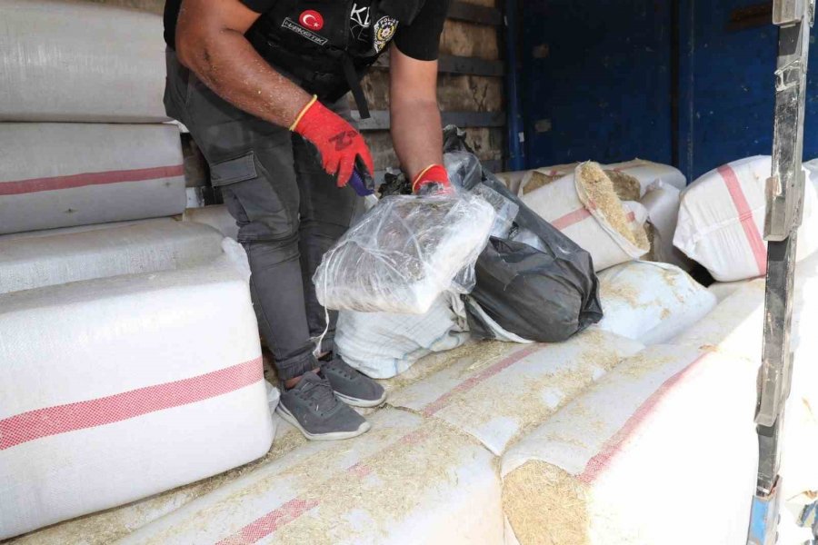 Saman Balyalarının Arasından 279 Kilo Uyuşturucu Çıktı