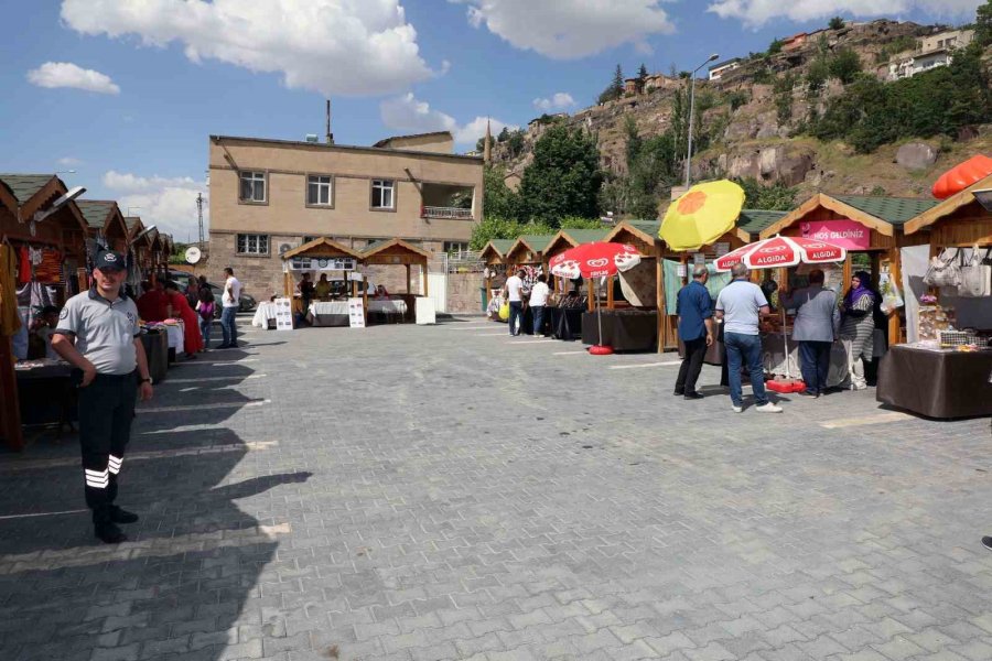 Maharetli Eller Pazarı, Misafirlerine Kapılarını Açıyor