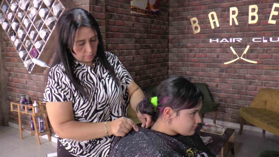 Kuaför Muhtar Okul Öncesi Mahallesindeki Öğrencileri Traş Etti