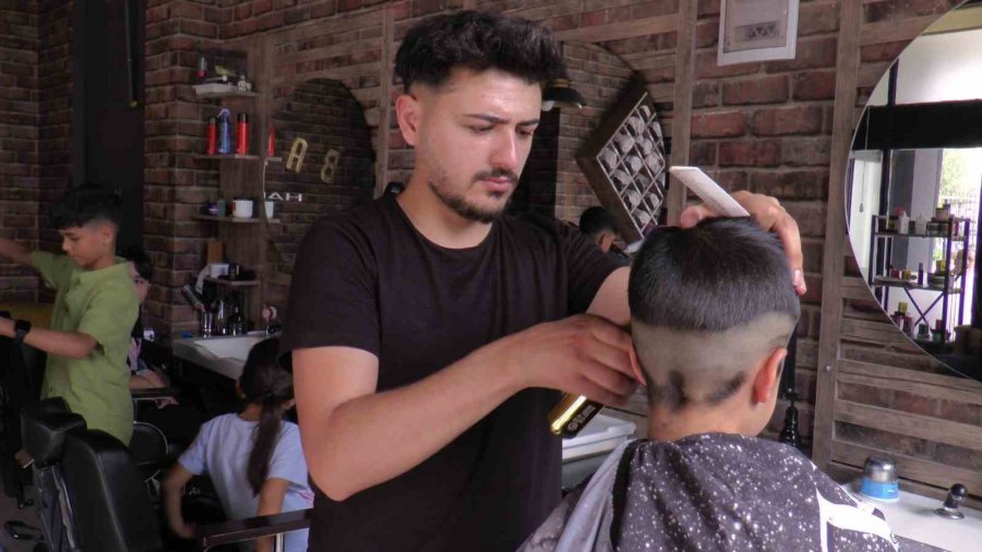 Kuaför Muhtar Okul Öncesi Mahallesindeki Öğrencileri Traş Etti