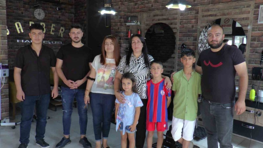 Kuaför Muhtar Okul Öncesi Mahallesindeki Öğrencileri Traş Etti