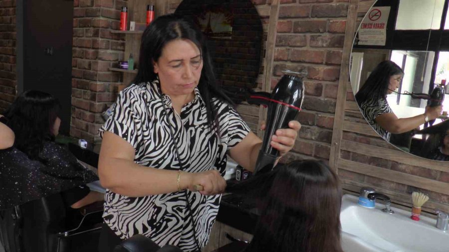 Kuaför Muhtar Okul Öncesi Mahallesindeki Öğrencileri Traş Etti