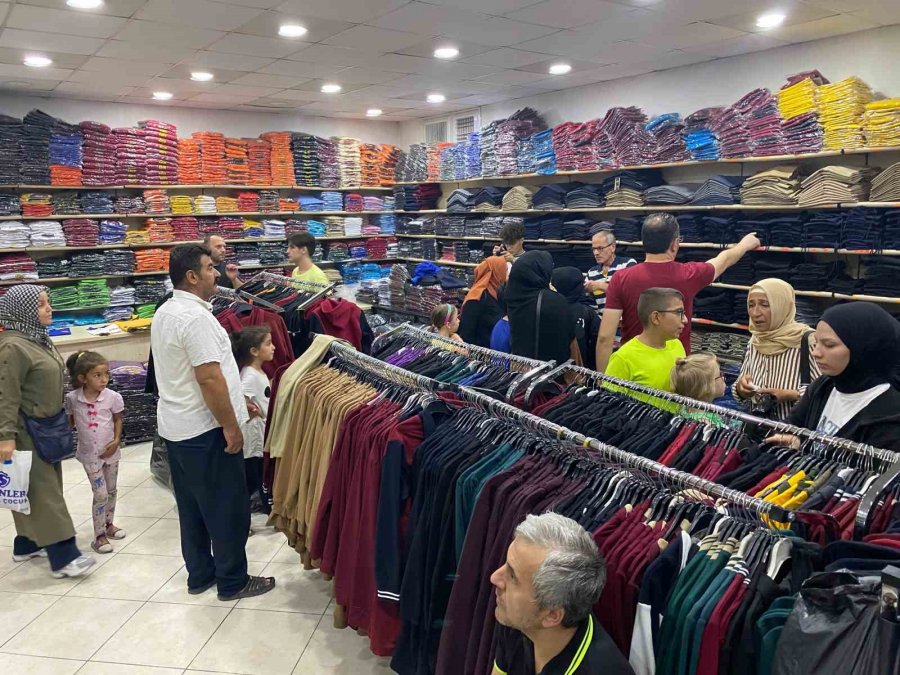 Çarşı Pazarda Okul Kıyafeti Alışverişi Telaşı