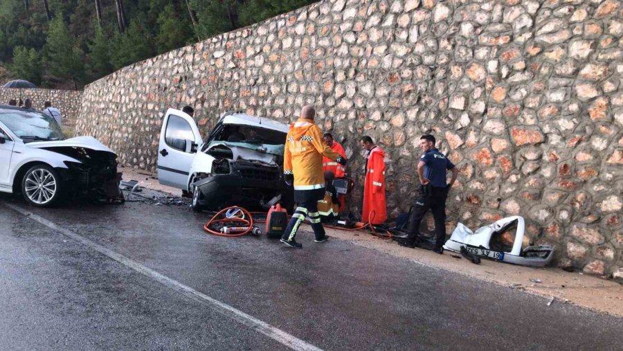 Antalya’da İki Araç Kafa Kafaya Çarpıştı: 1 Ölü, 6 Yaralı