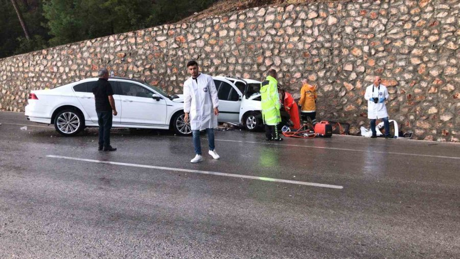Antalya’da İki Araç Kafa Kafaya Çarpıştı: 1 Ölü, 6 Yaralı