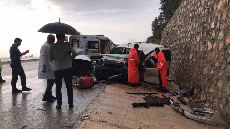 Antalya’da İki Araç Kafa Kafaya Çarpıştı: 1 Ölü, 6 Yaralı