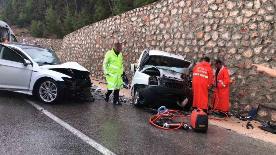 Antalya’da İki Araç Kafa Kafaya Çarpıştı: 1 Ölü, 6 Yaralı