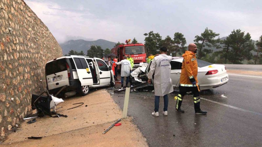 Antalya’da İki Araç Kafa Kafaya Çarpıştı: 1 Ölü, 6 Yaralı