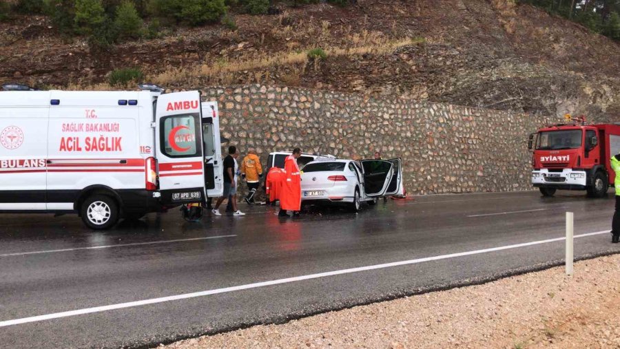 Antalya’da İki Araç Kafa Kafaya Çarpıştı: 1 Ölü, 6 Yaralı