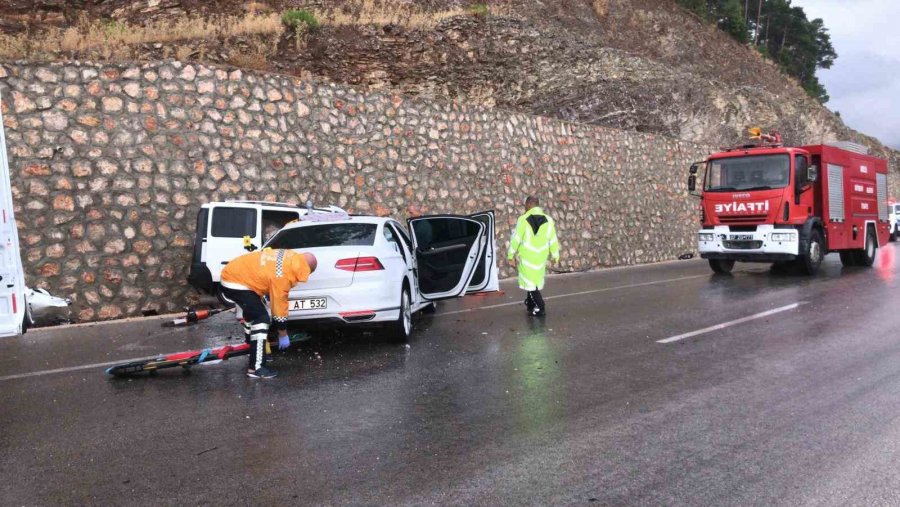 Antalya’da İki Araç Kafa Kafaya Çarpıştı: 1 Ölü, 6 Yaralı