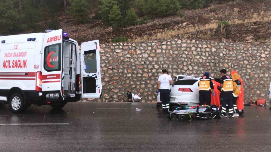 Antalya’da İki Araç Kafa Kafaya Çarpıştı: 1 Ölü, 6 Yaralı