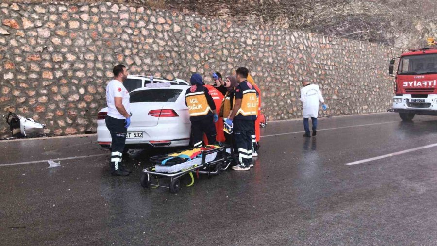 Antalya’da İki Araç Kafa Kafaya Çarpıştı: 1 Ölü, 6 Yaralı