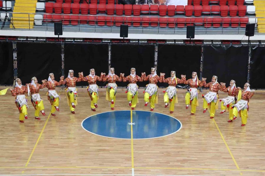 Karaman’da Kulüpler Arası Halk Oyunları Grup Yarışması Yapıldı