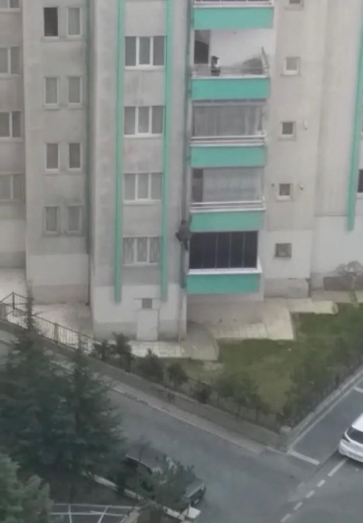 4. Kattan Oluklara Tutunarak İnip Kaçmaya Çalışan Şahıs Yakalandı