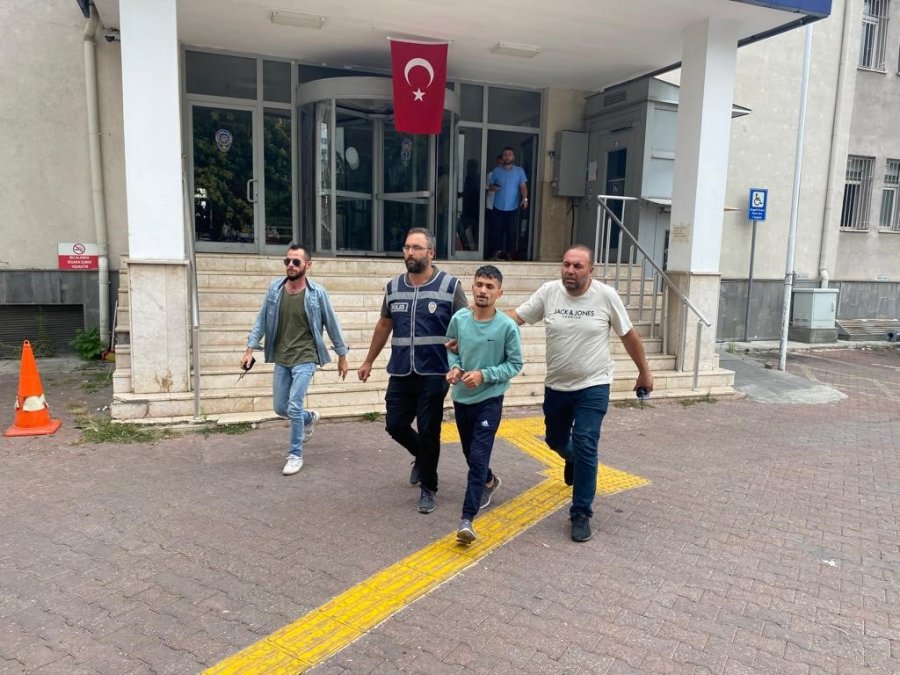 4. Kattan Oluklara Tutunarak İnip Kaçmaya Çalışan Şahıs Yakalandı