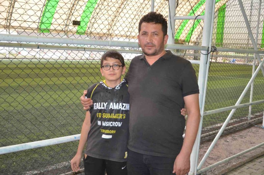 Futbol Antrenöründen Antrenmanda 12 Yaşındaki Çocuğa Dayak
