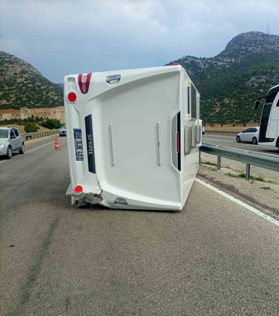 Sümer Ezgü Antalya’da Kaza Geçirdi