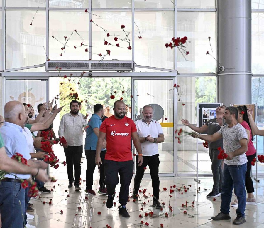 Türkiye Yağlı Güreş Ligi’nin İlk Şampiyonu Orhan Okulu’ya Coşkulu Kutlama