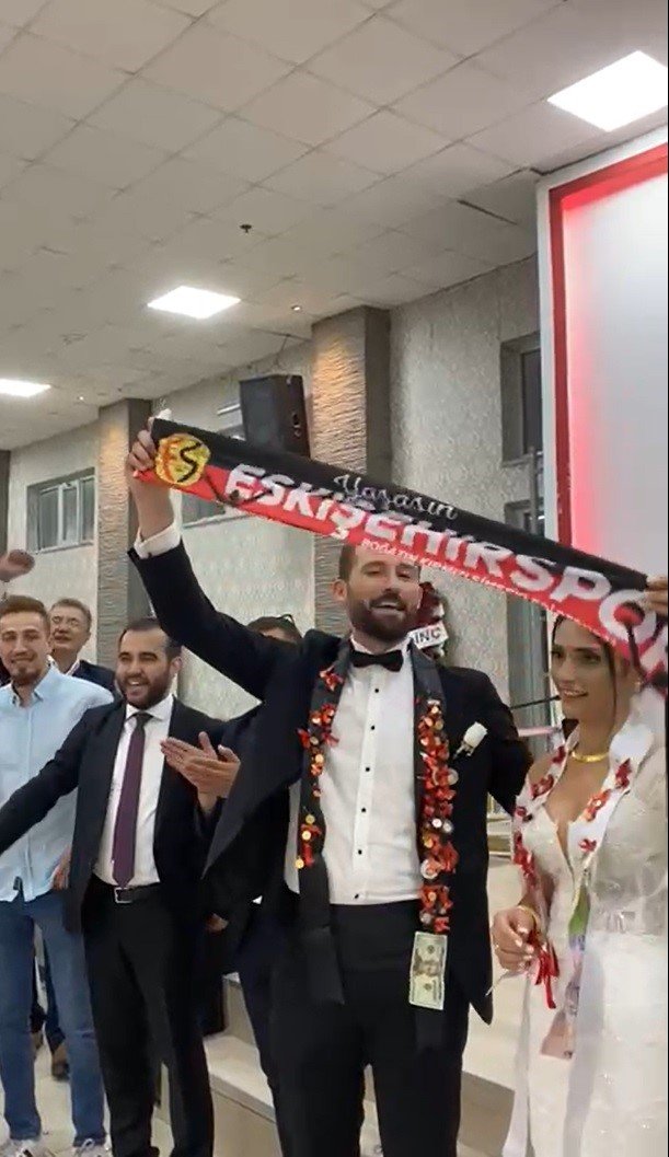 Eskişehirsporlu Çift Marşlarla Düğün Salonunu Tribüne Çevirdi