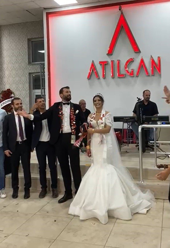 Eskişehirsporlu Çift Marşlarla Düğün Salonunu Tribüne Çevirdi