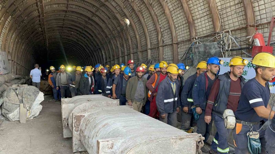 Yerin Yüzlerce Metre Altındaki Maden İşçilerinin Açlık Grevi Sona Erdi