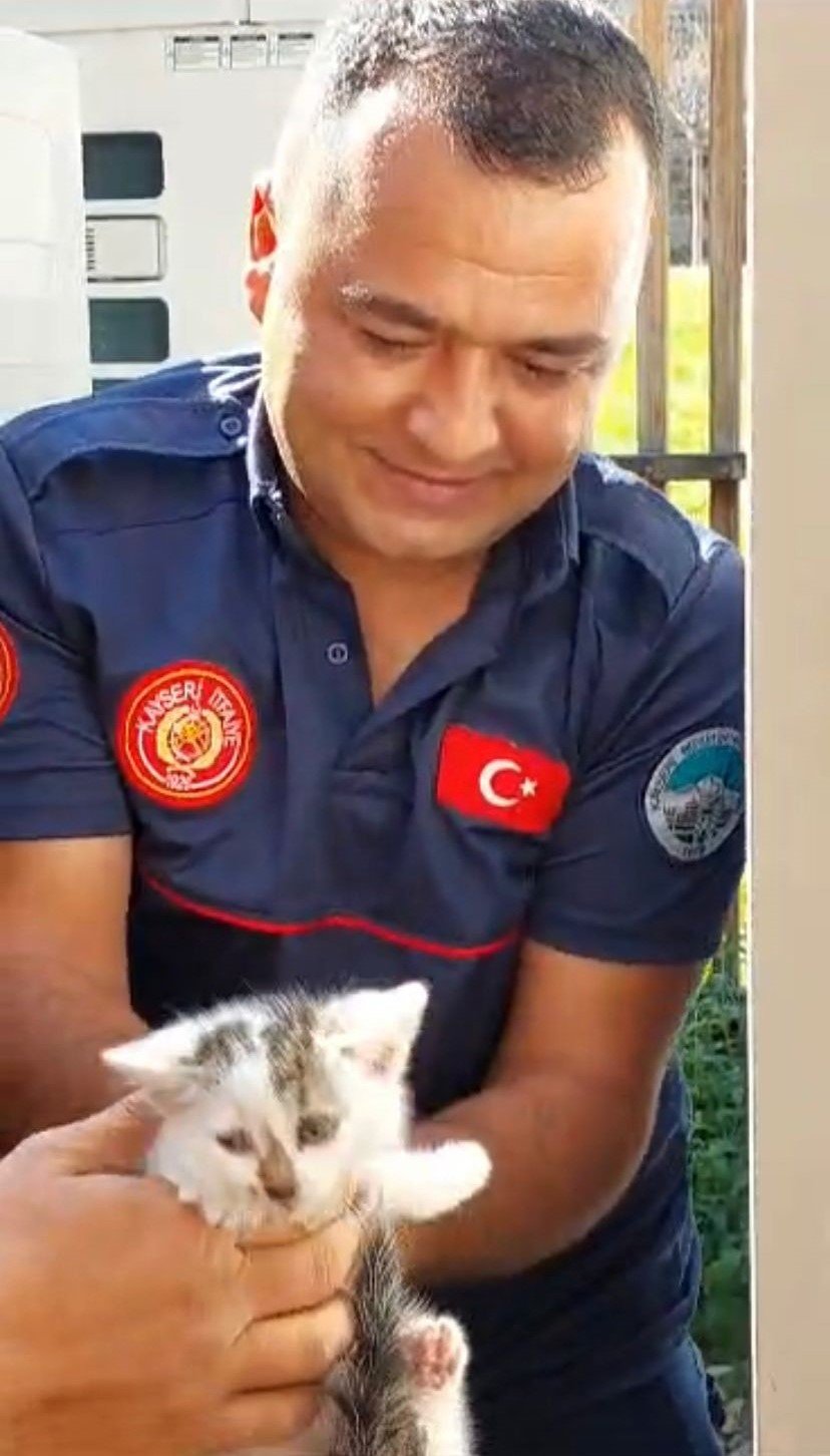 Klimada Sıkışan Kedi, İtfaiye Sayesinde Annesine Kavuştu