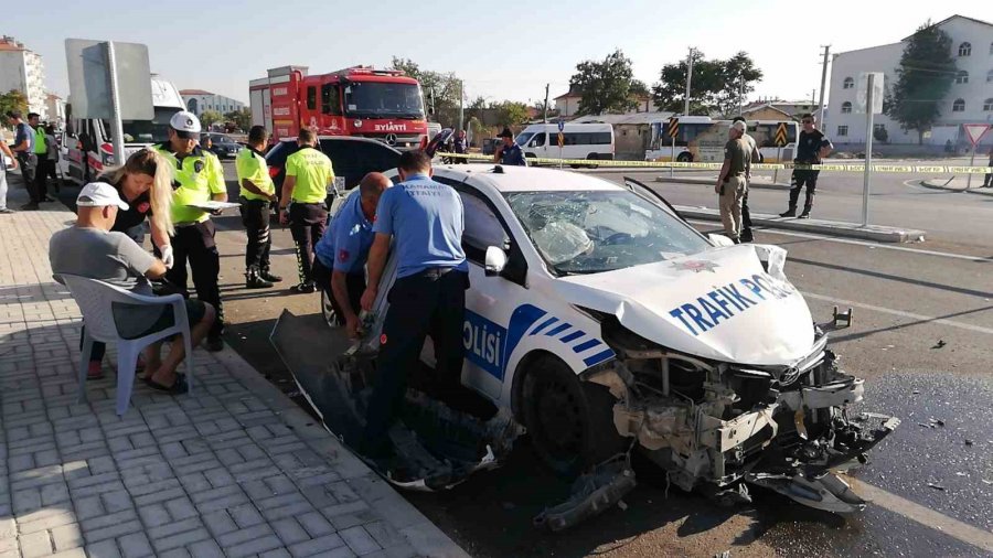 Karaman’da Polis Aracı İle Yabancı Plakalı Otomobil Çarpıştı: 2’si Polis 3 Yaralı