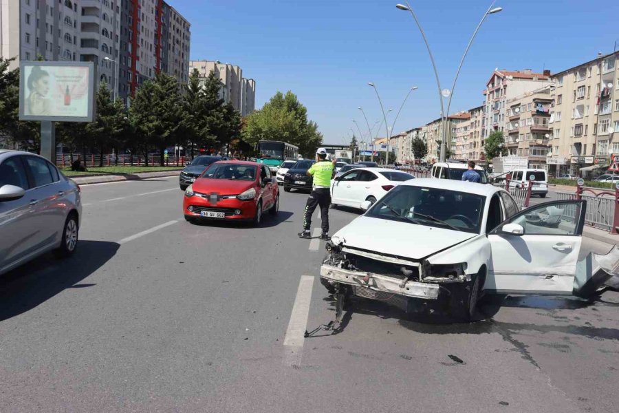 Otomobilin Bariyerlere Çarptığı Kazada Ortalık Savaş Alanına Döndü