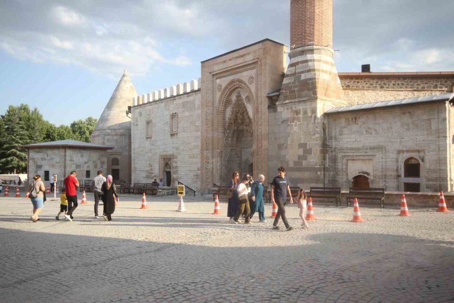 Tarihi Eşrefoğlu Camisi’ni Bir Yılda 281 Bin Kişi Ziyaret Etti